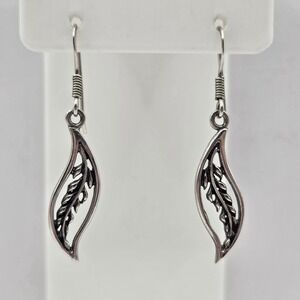 Vintage 925 Sterling Silver Open Work Leaf Foliage Shaped Dainty Dangle Earrings